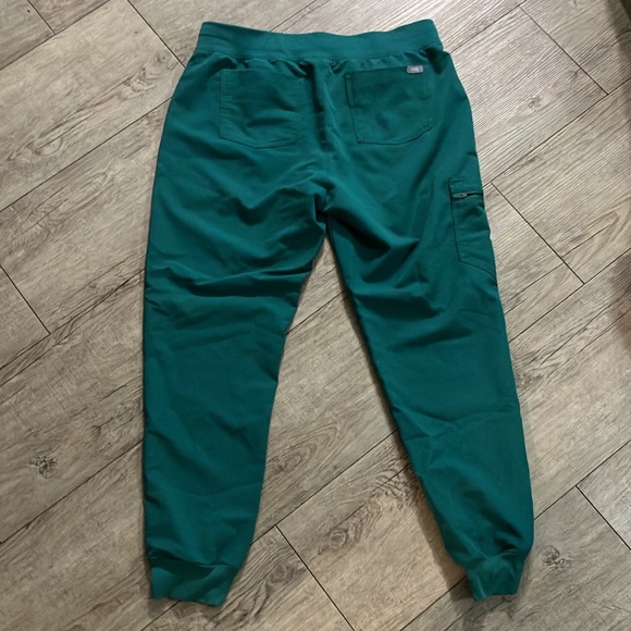 Figs Medium Zamora Bottoms in Hunter Green - Picture 3 of 3